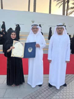 تكريم ايمان السماحي لحصولها المركز الثاني في دبلوم إسعاد المتعاملين على مستوى الجهات الحكومية والمحلية